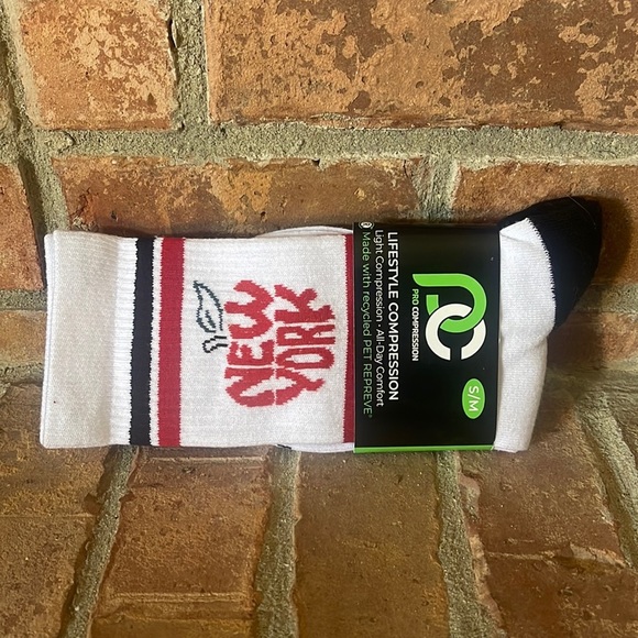 NWT Pro Compression New York Big Apple Lifestyle Crew Socks S/M - Picture 1 of 4